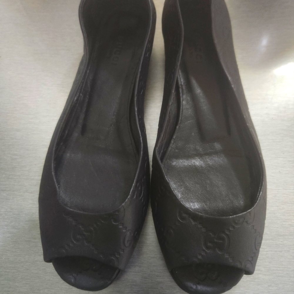Gucci peep toe flats